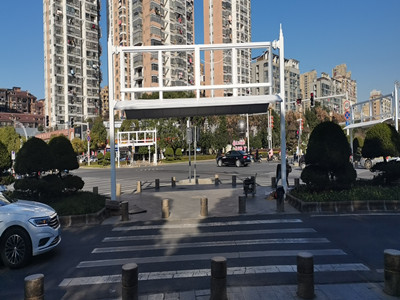 江西抚州人行道遮阳棚广告灯箱安装案例